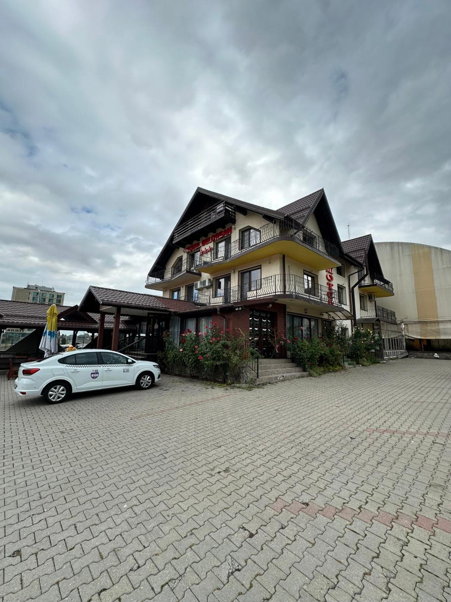 Restaurant Motel Dolorean Săcele Zewnętrze zdjęcie